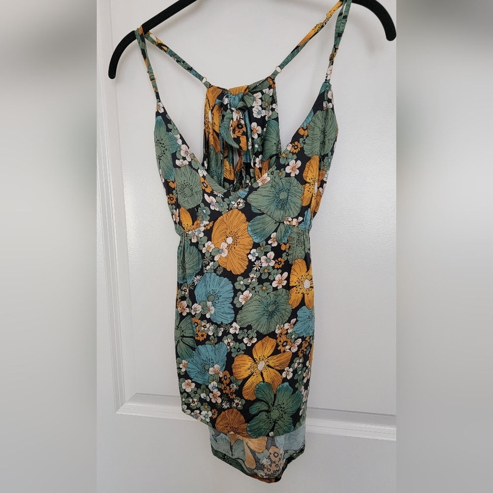 Large Volcom tank, floral, large